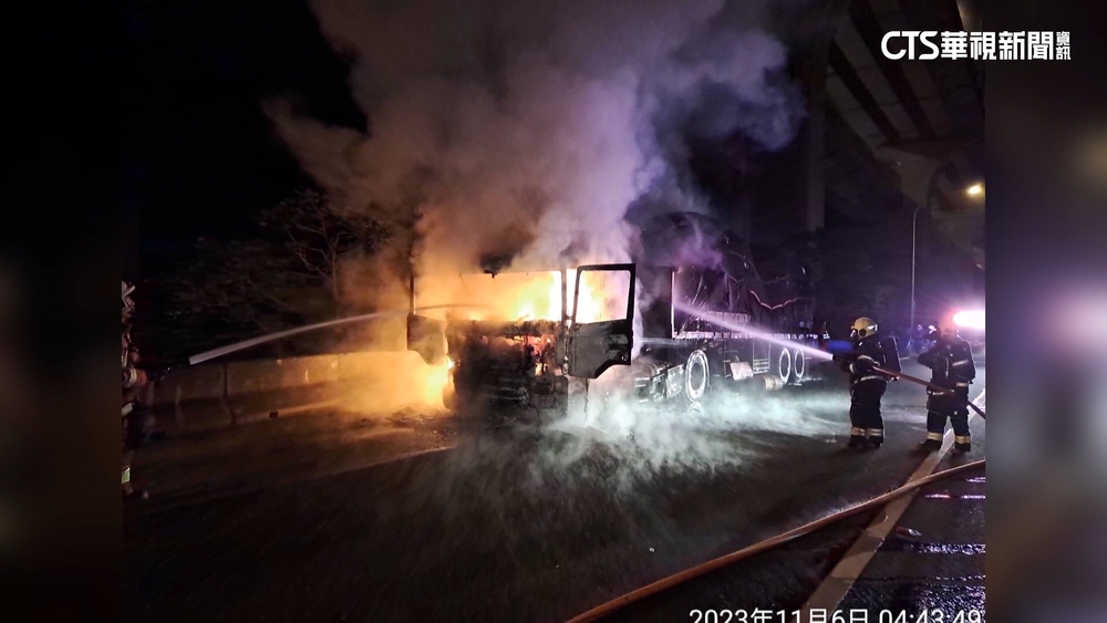 凌晨國1聯結車起火　駕駛聞怪味機警逃一劫