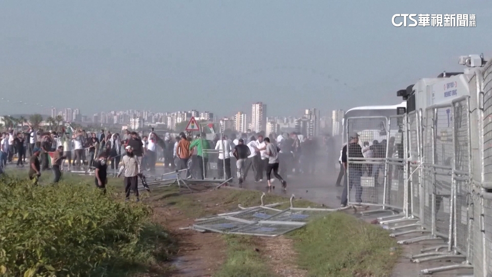 土國挺巴民眾闖美軍基地　警射水砲.催淚彈驅離