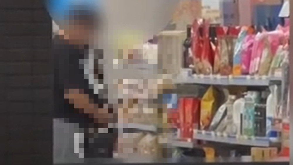 超商內男女店員嬉鬧疑做「不雅動作」　總公司：解僱處理