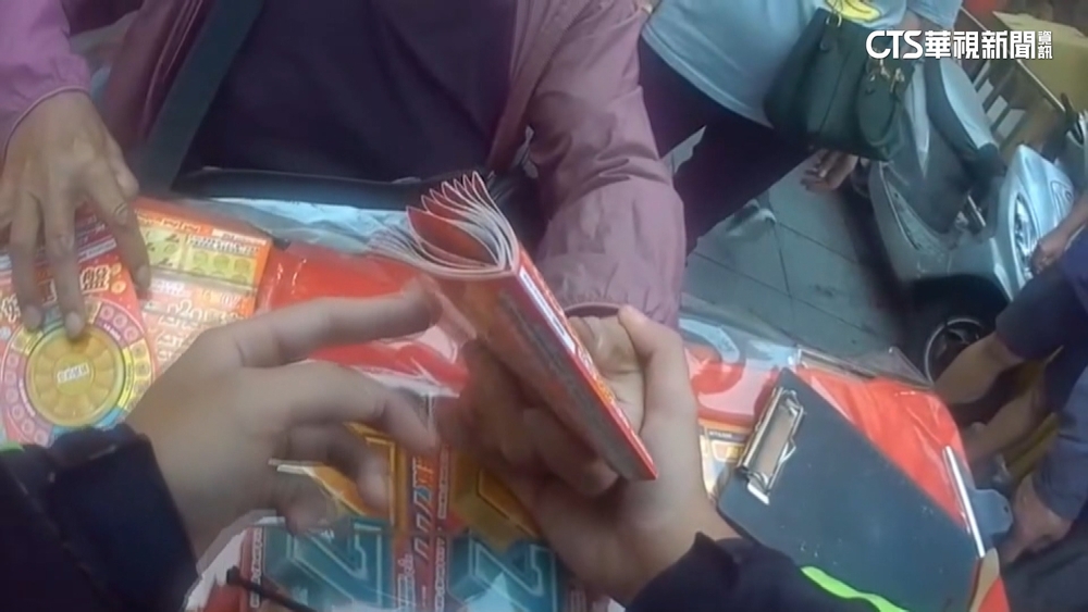 淡水老街現刮刮樂老賊！　身障婦推輪椅急追