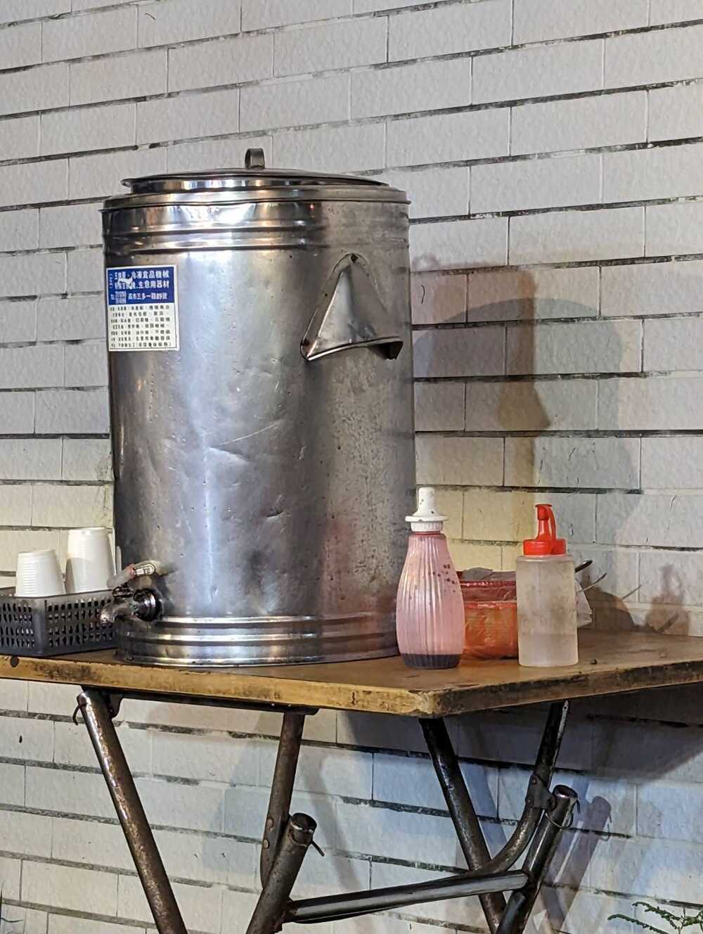 確定嗎？火鍋店用「這瓶子」裝醬油 掀兩派網友論戰