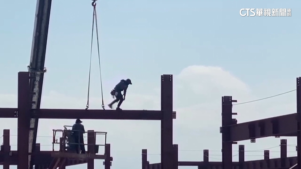 桃園「五層樓高」鋼梁作業疑無防護　挨批罔顧人命