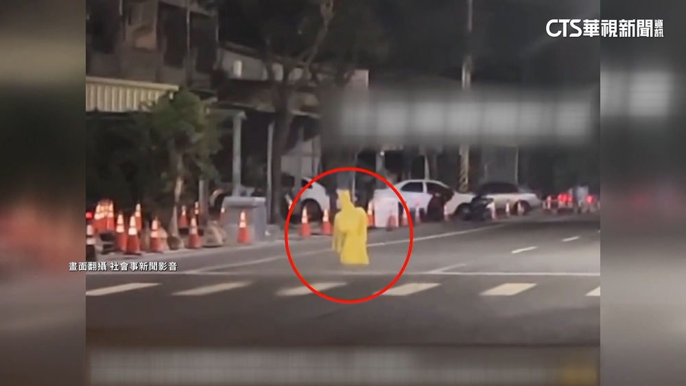 詭異雨衣過馬路惹議　理化老師：內有支撐物再拉線