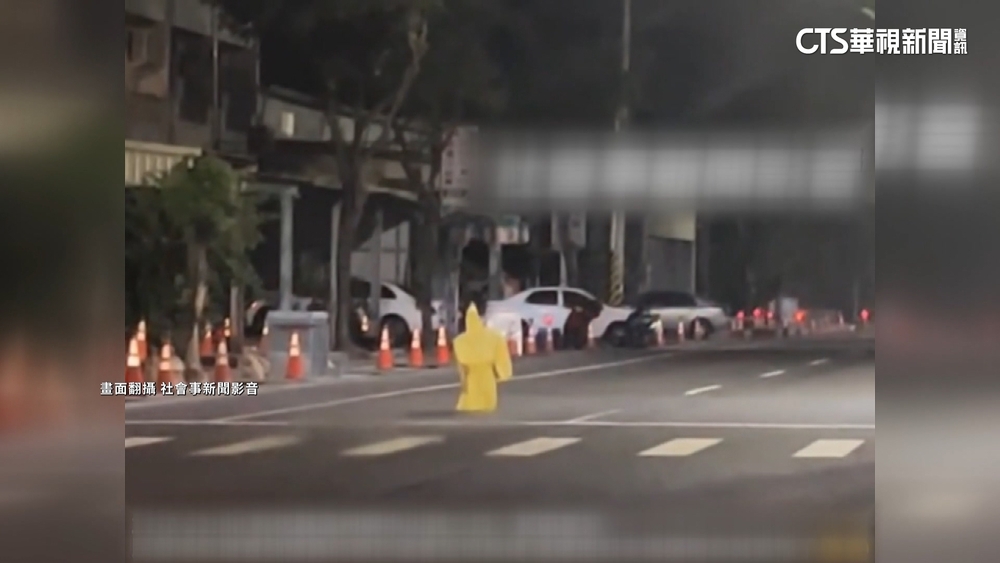 無人雨衣「過馬路」？！　警研判：「電動旗手」沒固定好