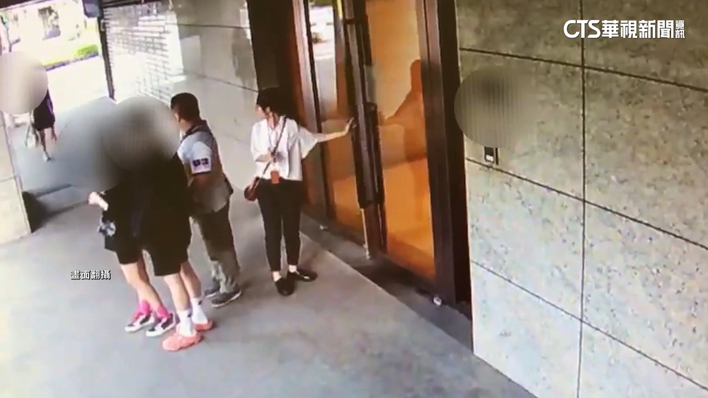 不約而同全身黑！　Joeman.蕾菈夫婦遭逮畫面曝