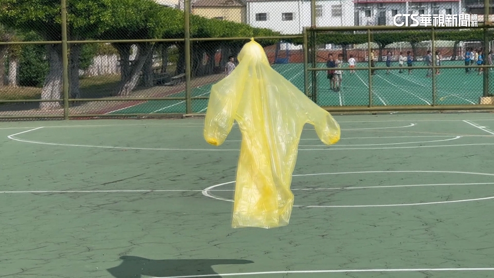 「漂浮雨衣」惡作劇？　目擊曾見空拍機追搞鬼！