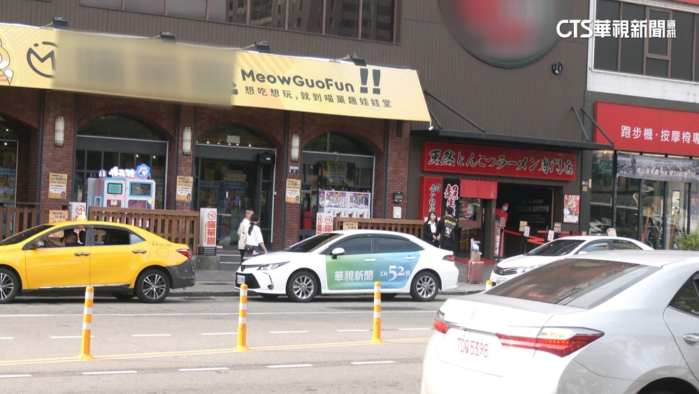 鄰近排隊拉麵名店　夾娃娃機店大賺排隊財