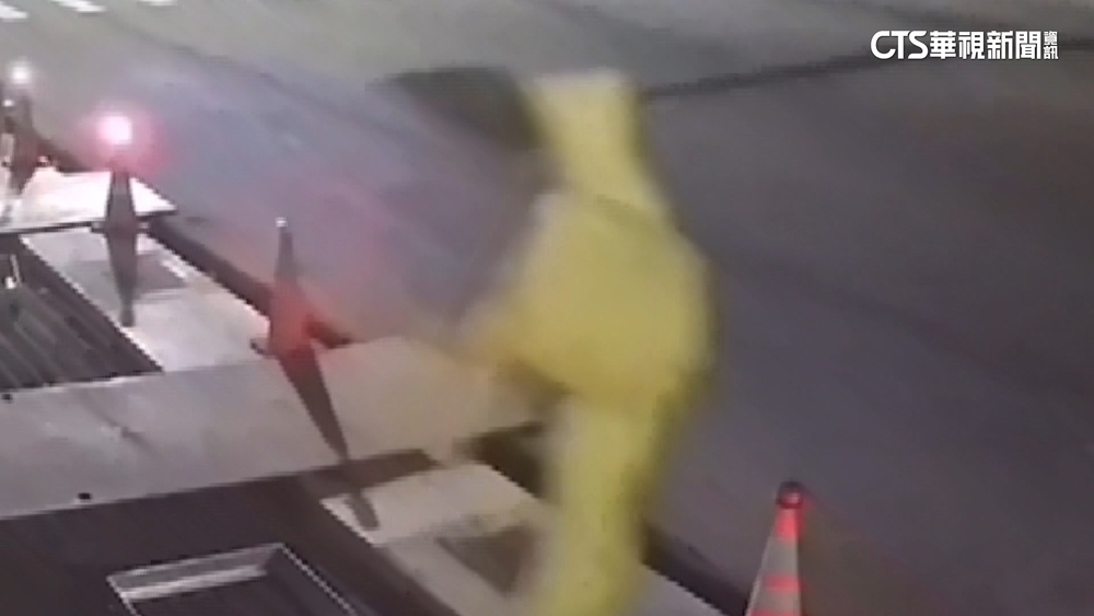 只為好玩？！　黃色雨衣路上飄　竟是灌氫氣「搞詭」