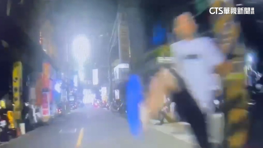 男不滿「沒讓行人」出腳踹騎士　警依社維法裁罰