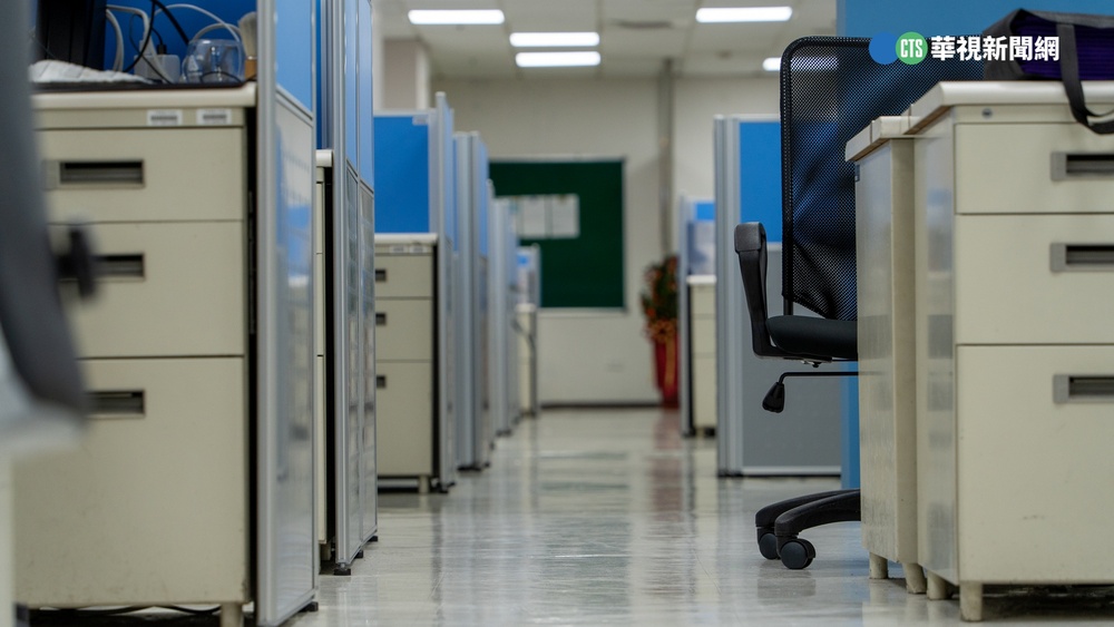 壓力大不想上班！ 她苦惱該不該「放棄6個月年終」：每天都水深火熱