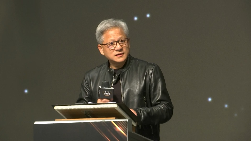 張忠謀獲首屆李國鼎獎　黃仁勳驚喜現身祝賀：沒有台積電就沒有NVIDIA