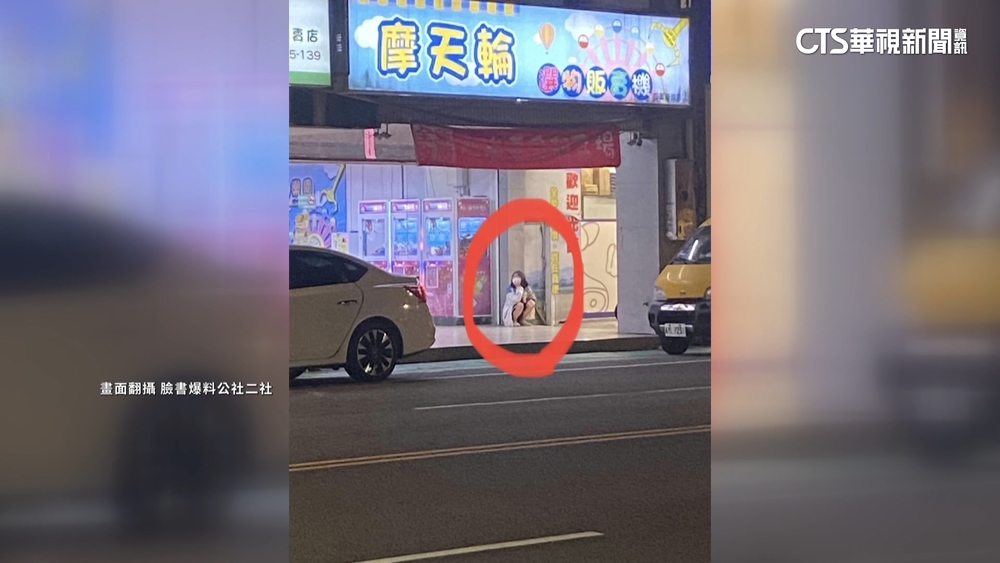 女童「假身障坐輪椅」賣商品？　抓包收工後「起身滑手機」