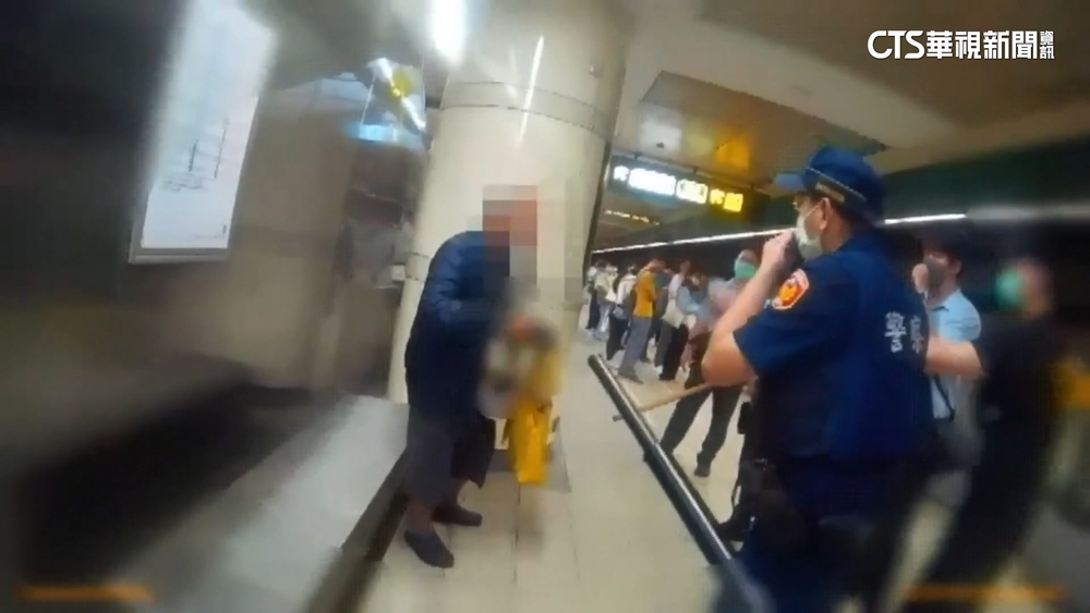 「慣犯」翁北捷碰撞乘客竟「亮刀」　遭警壓制送辦