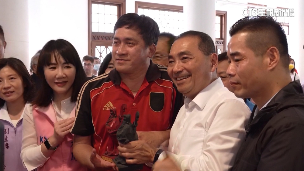 民調戰！侯質疑「柯學加權」　柯辦酸沒自信別自我催眠