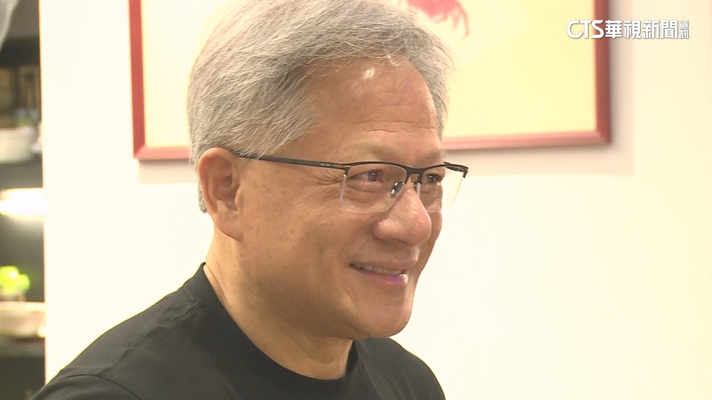 又去逛夜市！　黃仁勳大秀台語　親民請吃糖葫蘆