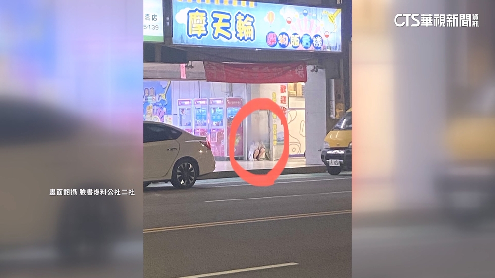 女童「假身障坐輪椅」賣商品？　抓包收工後「起身滑手機」
