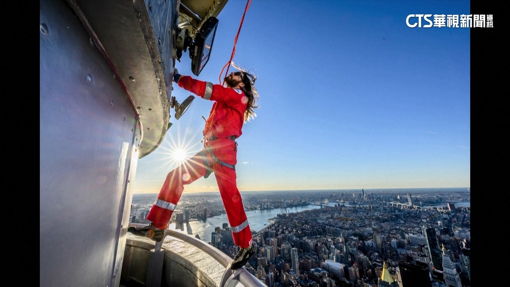 為宣傳出奇招！　「小丑」徒手爬美帝國大廈外牆