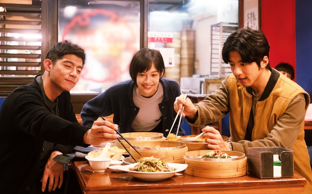 「東坡CP」傅孟柏、王柏傑第三度巧遇，傳授簡嫚書小籠包「不燙嘴」吃法