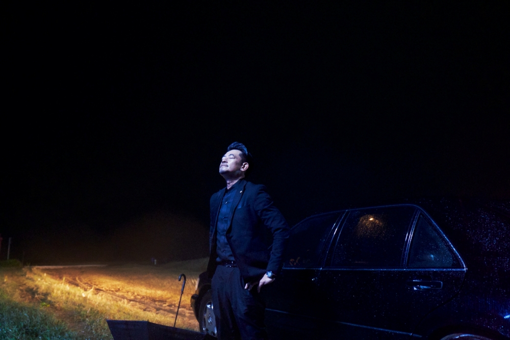 柯叔元在低溫雨中拍攝墜海戲，相當敬業。