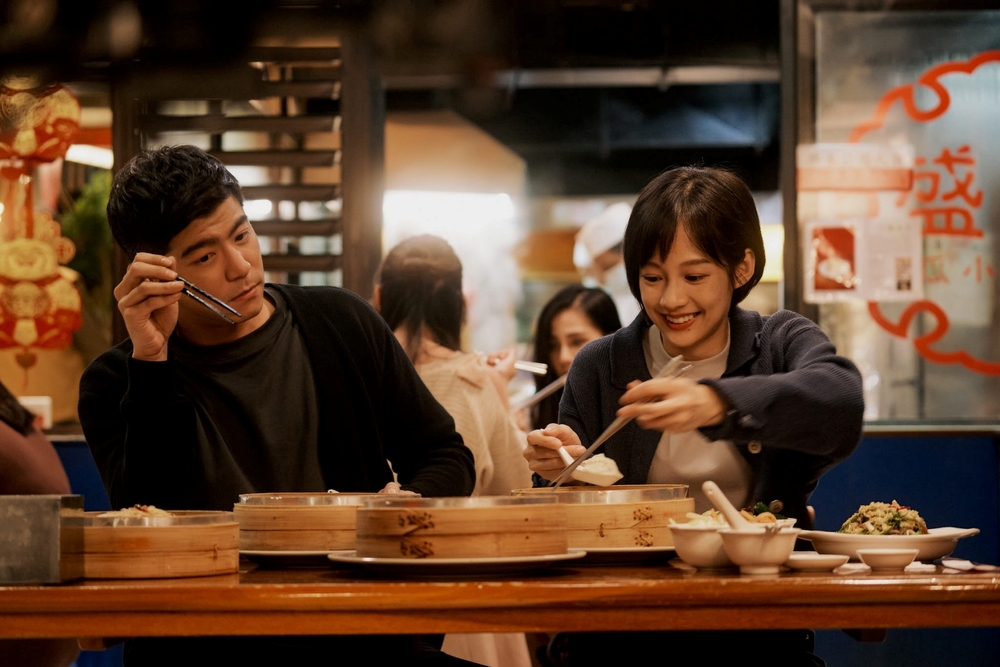 簡嫚書(右)和王柏傑(左)拍攝吃小籠湯包的戲從晚上吃到早上。