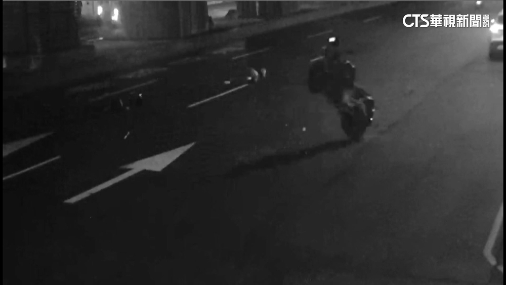 騎士減速禮讓救護車　後方重機剎不住追撞釀3傷