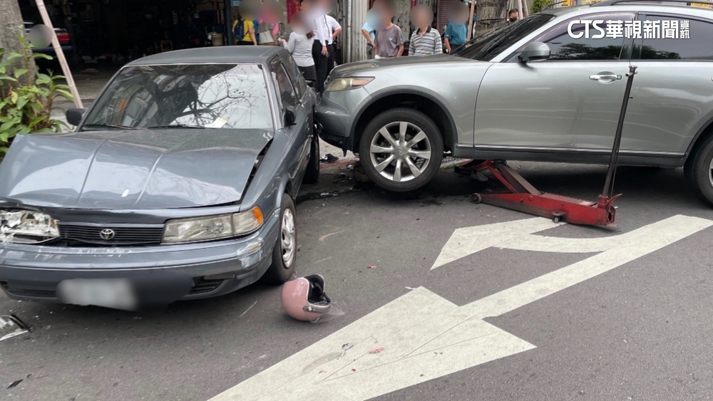 男恍神連撞5車2騎士受傷　行人母女驚險逃開