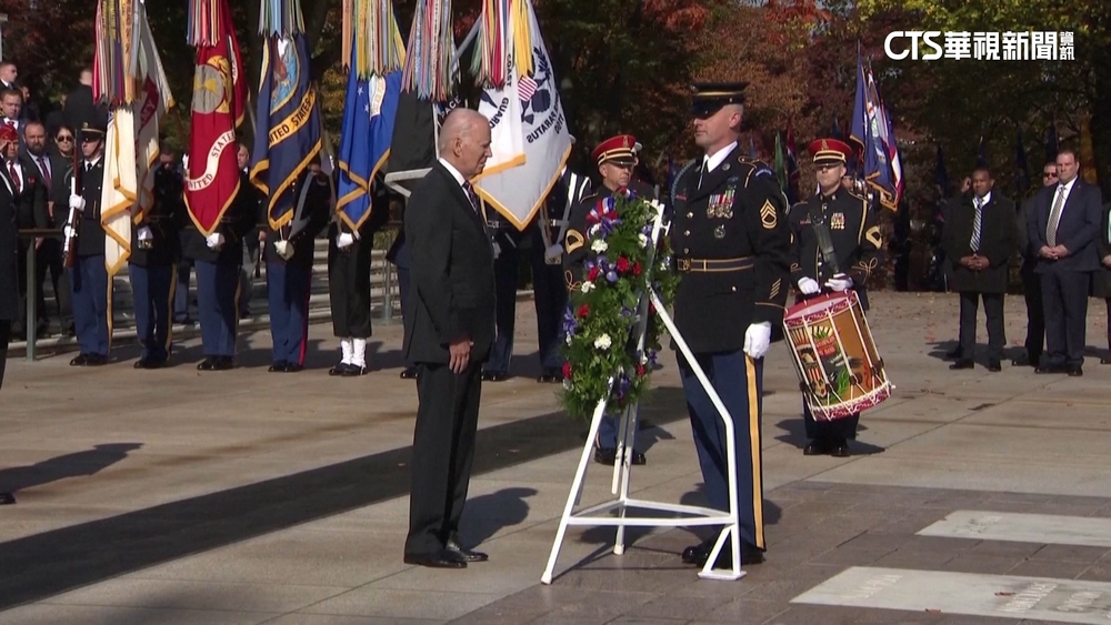 拜登為陣亡將士獻花「又迷航」　儀隊軍官幫指路