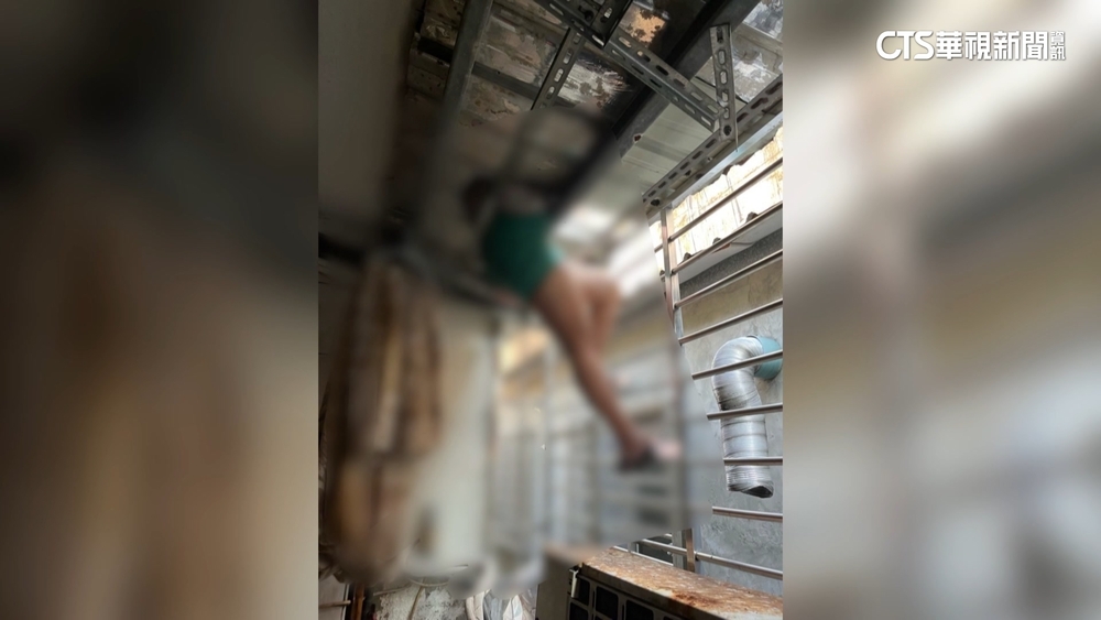 賊踩空卡遮雨棚喊救命　屋主報警發現是親女兒