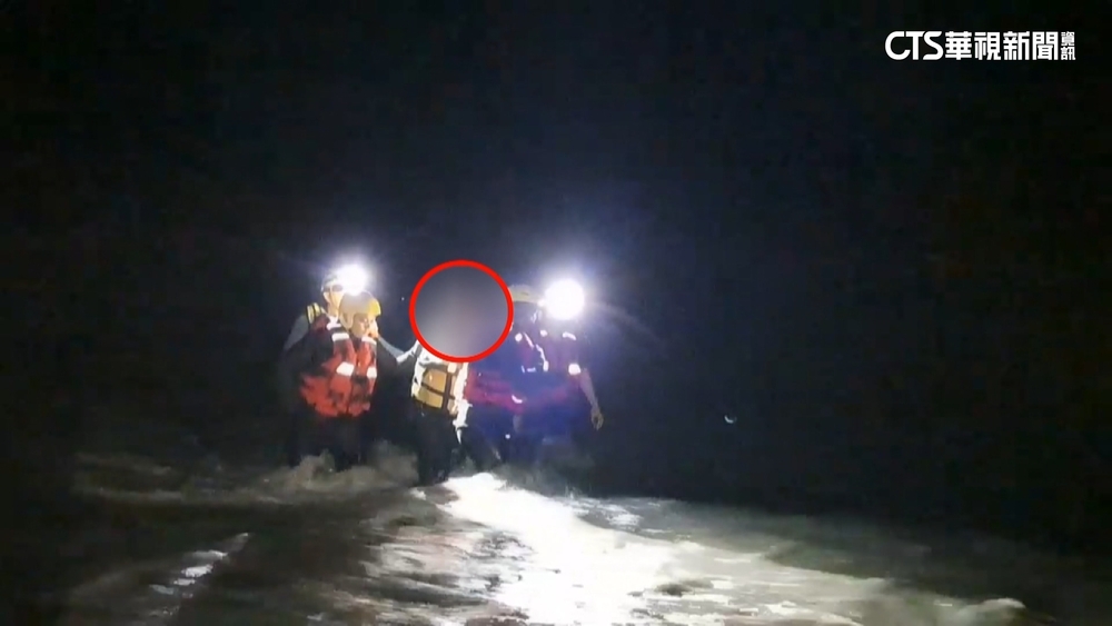 賞景遇溪水暴漲　66歲男受困　消防驚險救援