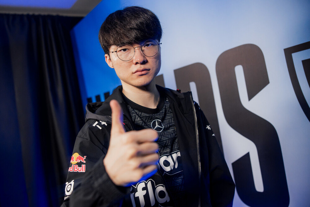 攝影師要求「比倒讚」 Faker 秒搖頭拒絕　粉絲們讚爆：無懈可擊的神