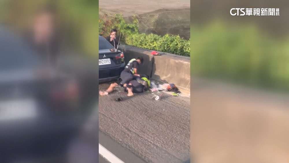 國道爆胎警盤查爆推擠！　意外逮毒品通緝犯3傷