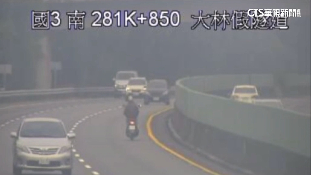 七旬翁騎機車逆向誤闖國道　撞轎車受傷送醫