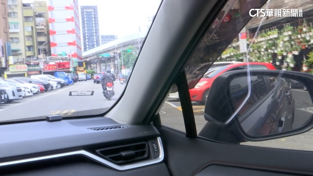 男倒地遭休旅車輾過　女駕駛：沒看到有人倒地