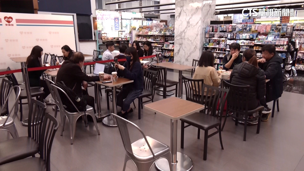 德記者曬民眾趴超商睡覺　台超商太全能！掀熱議