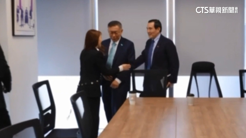 藍白合小插曲　柯文哲從中穿越打斷馬英九握手