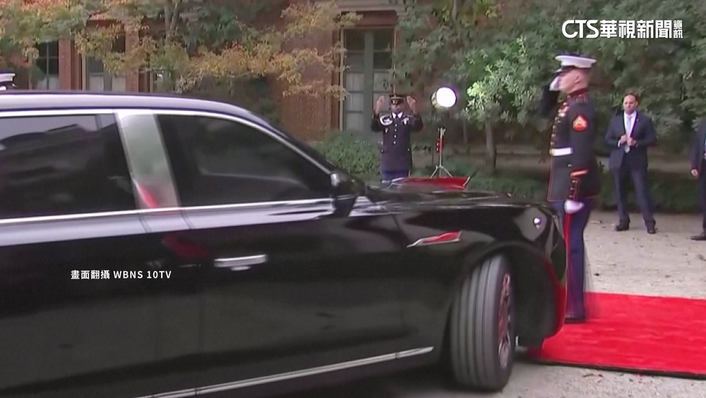 抵拜習會現場　習近平座車角度沒喬好　險撞禮兵
