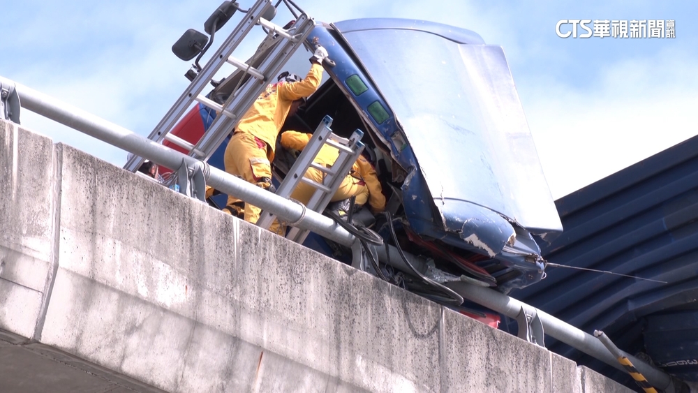 近5樓高！貨櫃車高架橋上翻　駕駛卡車內驚險獲救