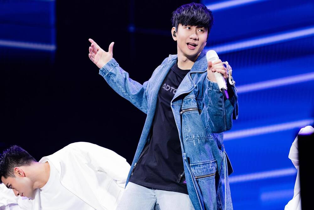 林俊傑手指受傷「彎曲變形」 粉絲心疼：演唱會別彈琴了