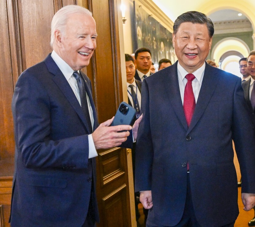 拜登手機秀「習近平年輕舊照」問：你認識他嗎？　習一看忍不住笑！