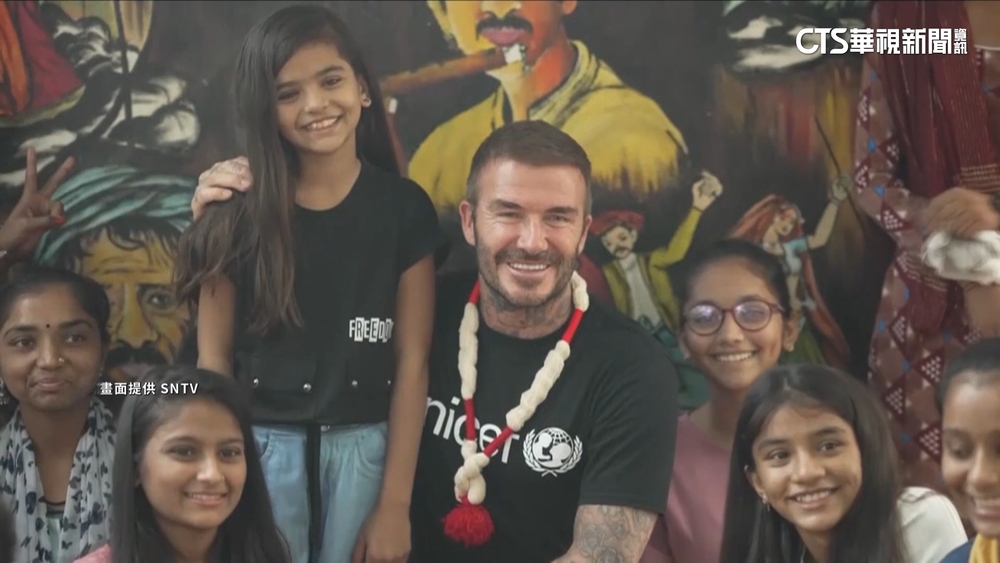 貝克漢任親善大使! 造訪印度與孩童打板球