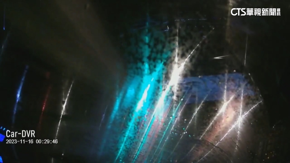 驚險！開車中突現水珠　越刷越模糊竟是「油」