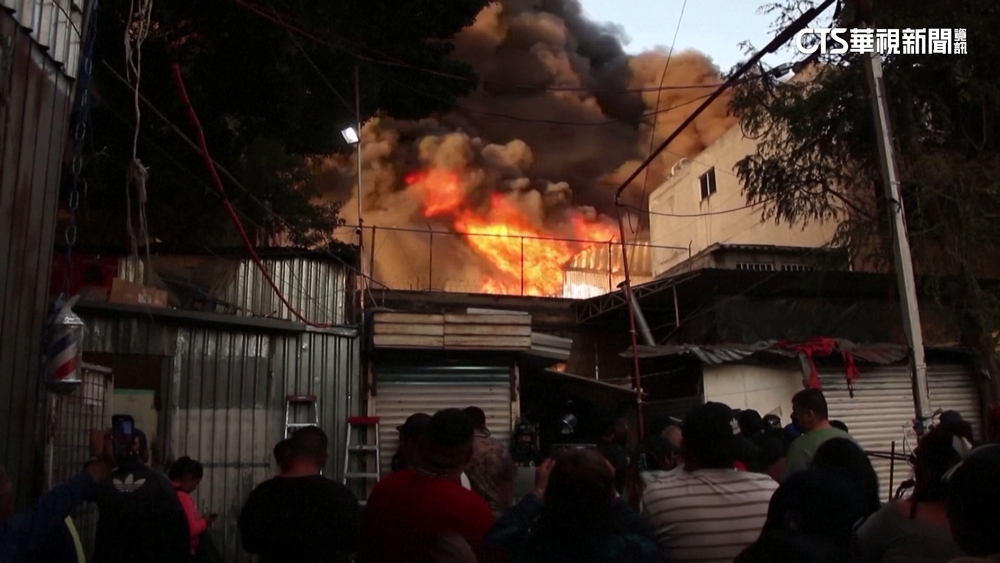 墨西哥市中心倉庫大火　黑煙瀰漫直上天際