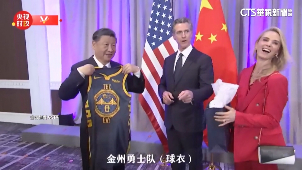 加州州長贈勇士隊球衣　習近平：我穿了會變神勇嗎？