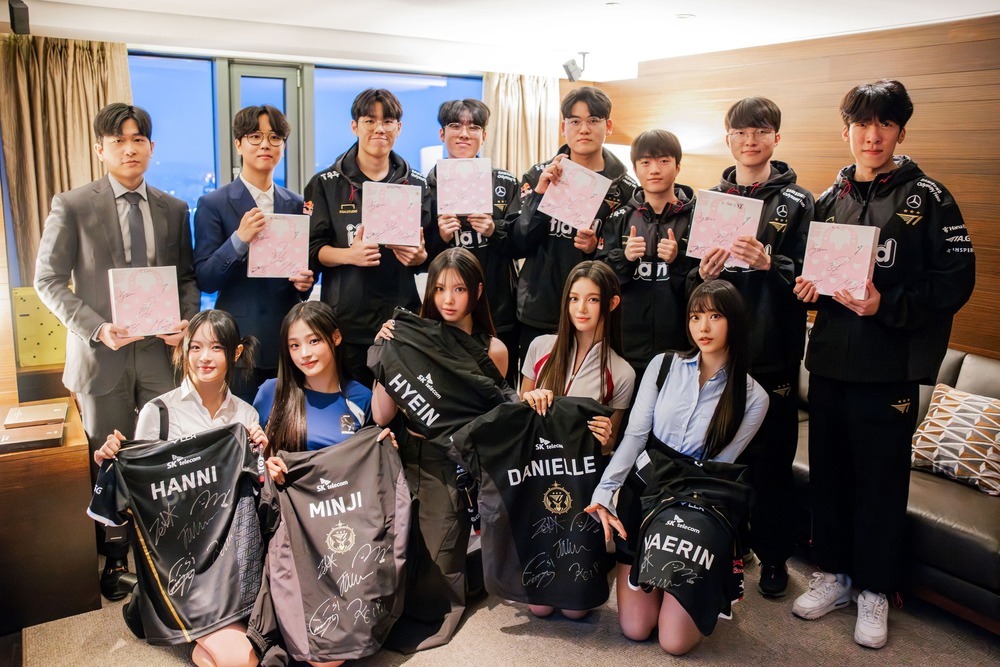 NewJeans與WBG、T1選手合照　引中國網友不滿：為啥和T1跪著拍？