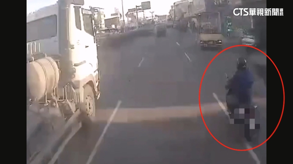 為閃路邊違停！　桃園騎士遭曳引車追撞傷重不治