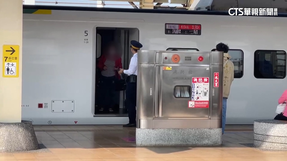 婦人搭火車伸腳妨礙車門關閉　最高可罰百萬