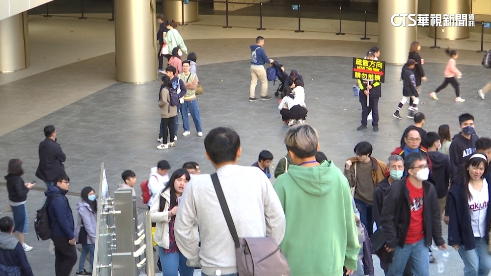 大巨蛋測試賽結束　1.2萬人散場.北捷15分疏散