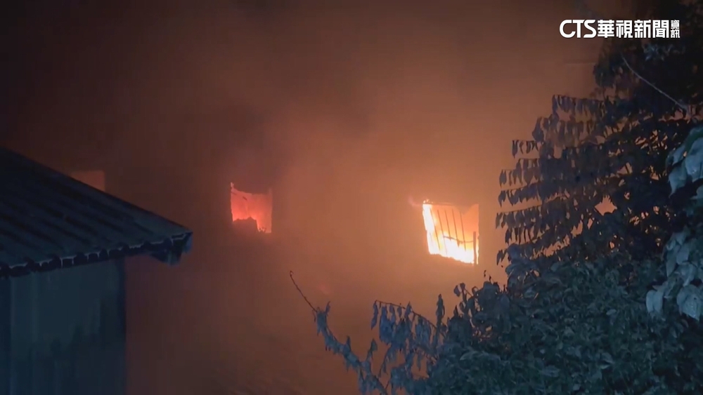 基隆民宅竄火延燒4戶　警消斷電摸黑搶救