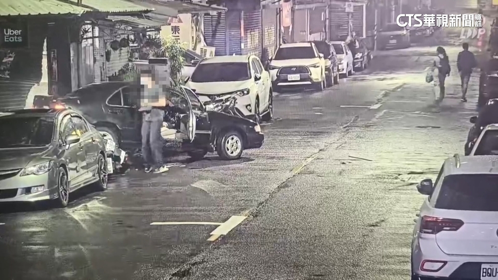 76歲駕駛疑將油門當剎車　連續衝撞11車