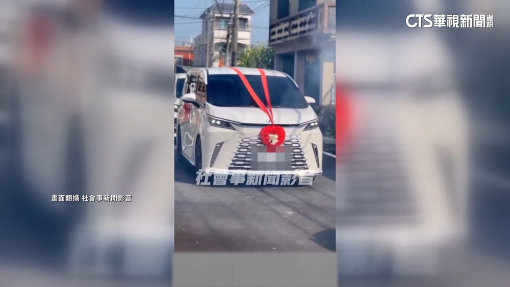 驚喜變驚嚇！迎娶丟鞭炮反彈　「千萬車挨炸」